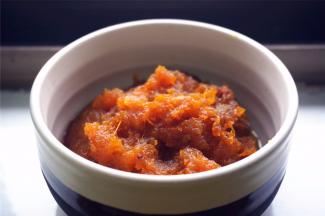 炒至能抱成团时装起冷却备用。