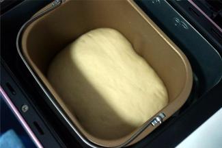 将面团放入面包机，选择酸奶程序发酵至面团两倍大，约1.5至2个小时。