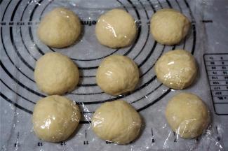 将面团平均分成9份，滚圆，盖上保鲜膜，松弛20分钟。