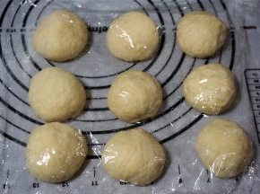 将面团平均分成9份，滚圆，盖上保鲜膜，松弛20分钟。