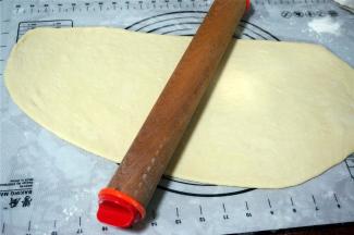 取出面团，排气。