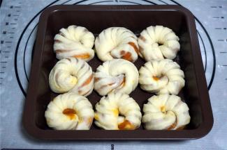 将面包坯排放入模具中，放入烤箱进行二次发酵，约40分钟。