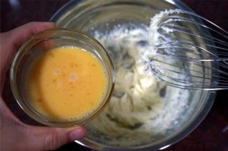 分4次加入全蛋液搅打，每一次都是搅打融合后再加入下一次。