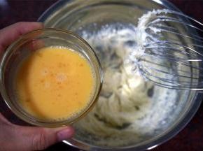 分4次加入全蛋液搅打，每一次都是搅打融合后再加入下一次。