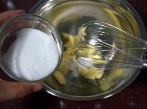 黄油软化后，分次加入细砂糖，搅打融合。