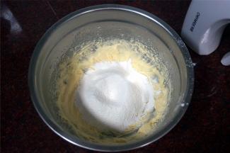 筛入低筋粉和泡打粉，用橡皮刮刀从盆地大幅度往上翻拌。