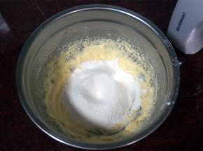 筛入低筋粉和泡打粉，用橡皮刮刀从盆地大幅度往上翻拌。