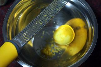 刨出柠檬皮，取1/6拌入蛋糕糊中。