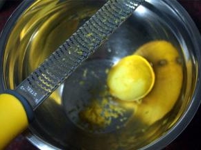 刨出柠檬皮，取1/6拌入蛋糕糊中。