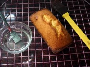 装饰：15克果胶加入少许清水，用微波炉加热30秒软化，然后均匀涂抹在蛋糕上。