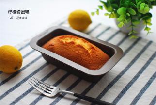 出炉后倾斜倒出蛋糕，冷却5分钟左右后，趁热包上保鲜膜。待完全冷却后，放入冰箱冷藏保存。