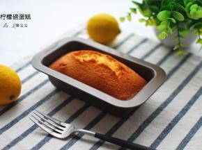 出炉后倾斜倒出蛋糕，冷却5分钟左右后，趁热包上保鲜膜。待完全冷却后，放入冰箱冷藏保存。