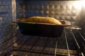 烤箱预热至180度，将模具放入中层烘烤，共40分钟。中途20分钟时，快速打开烤箱，将模具位置对调。