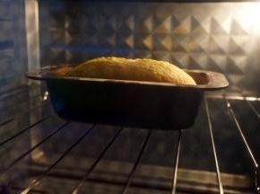 烤箱预热至180度，将模具放入中层烘烤，共40分钟。中途20分钟时，快速打开烤箱，将模具位置对调。