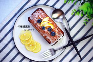 将糖粉和柠檬汁拌合在一起，然后抹到蛋糕表面，并放上蓝莓及鲜柠檬丝装饰。