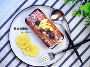 将糖粉和柠檬汁拌合在一起，然后抹到蛋糕表面，并放上蓝莓及鲜柠檬丝装饰。