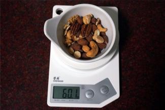 称量60克杂锦坚果，用料理机打成粗粉状。