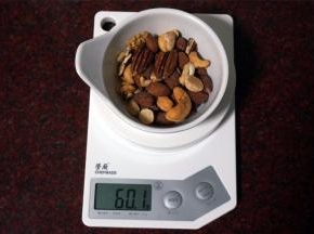 称量60克杂锦坚果，用料理机打成粗粉状。