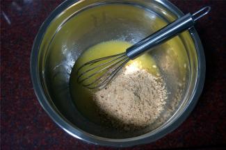 加入坚果粗粉粒。