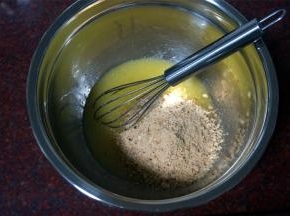 加入坚果粗粉粒。