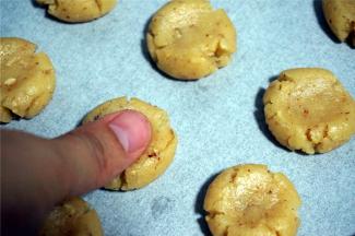 用拇指按压一下出现自然裂纹，做法如同玛格丽特饼干的做法。