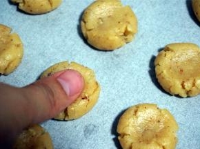 用拇指按压一下出现自然裂纹，做法如同玛格丽特饼干的做法。