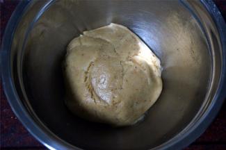 拌成湿润的面团。