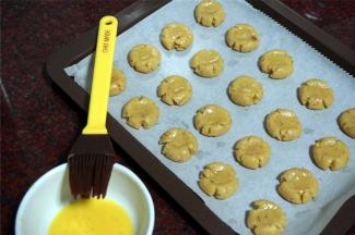 给每一个饼坯刷上全蛋液。