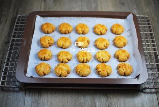 放入烤箱中层上下火180度烤20分钟至表面金黄即可，冷却后密封保存。