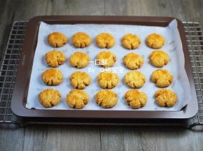 放入烤箱中层上下火180度烤20分钟至表面金黄即可，冷却后密封保存。