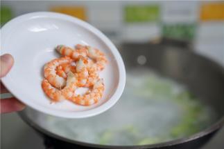 再将虾仁剥好下一并下锅烫煮一下。