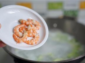 再将虾仁剥好下一并下锅烫煮一下。