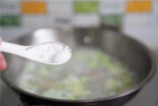 加适量的细盐调个味。