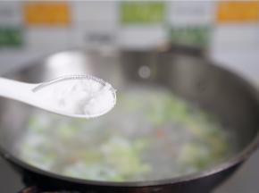 加适量的细盐调个味。