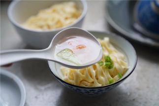 将丝瓜虾仁原汤加至在面里。