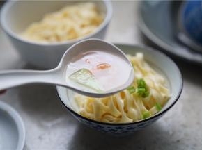 将丝瓜虾仁原汤加至在面里。