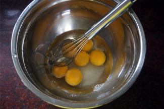 将蛋黄，玉米油，清水，盐，20克细砂糖同放入打蛋盆中，拌均匀。