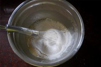 筛入低筋粉，拌成无颗粒的顺滑状态。