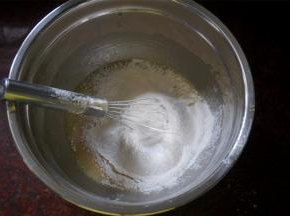 筛入低筋粉，拌成无颗粒的顺滑状态。