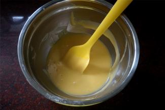 将搅拌好的蛋糕糊放置一旁备用。