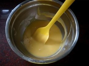 将搅拌好的蛋糕糊放置一旁备用。