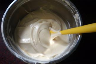 将蛋白糊与蛋黄糊切拌混合均匀。