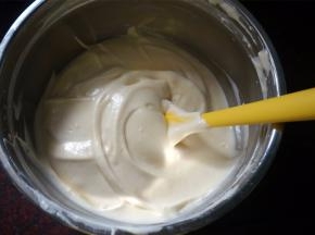 将蛋白糊与蛋黄糊切拌混合均匀。