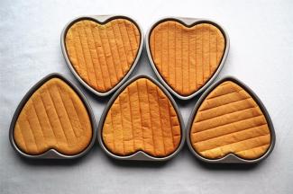 蛋糕出炉后倒扣到冷却架上冷却。趁着蛋糕冷却的过程，准备水果。蓝莓，车厘子洗净，火龙果切成小粒。