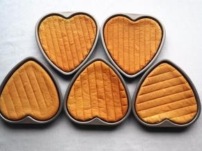 蛋糕出炉后倒扣到冷却架上冷却。趁着蛋糕冷却的过程，准备水果。蓝莓，车厘子洗净，火龙果切成小粒。