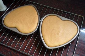 放入烤箱中层上下火175度烤15分钟，然后上火转为200度烤5分钟上色。在烘烤蛋糕的过程，将淡奶油打发。