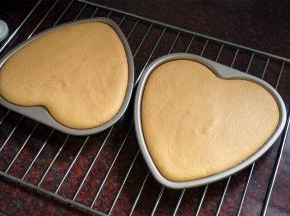 放入烤箱中层上下火175度烤15分钟，然后上火转为200度烤5分钟上色。在烘烤蛋糕的过程，将淡奶油打发。