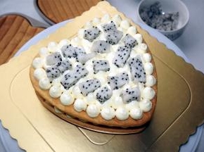 接着将火龙果肉粒摆入，注意水果粒要摆放在最外层小圆粒以内位置。