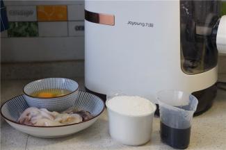 备好所用食材，墨鱼汁配上清水到一百克就可以。