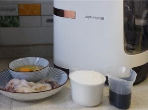 备好所用食材，墨鱼汁配上清水到一百克就可以。